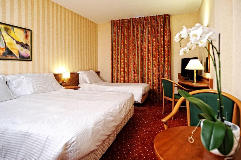 Meditur Hotel Pomezia Extérieur photo