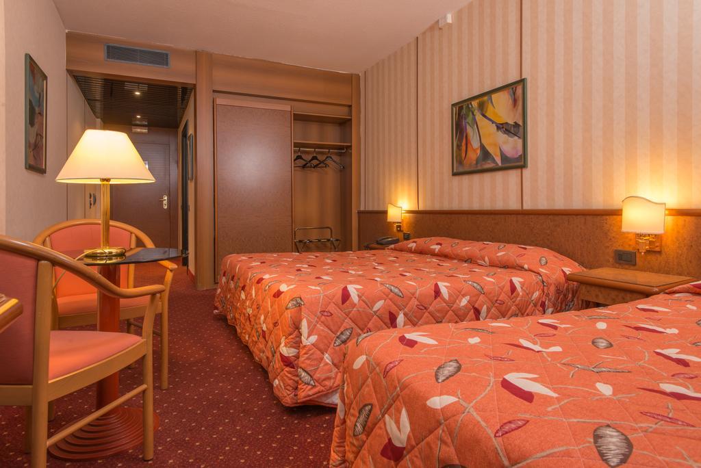 Meditur Hotel Pomezia Extérieur photo