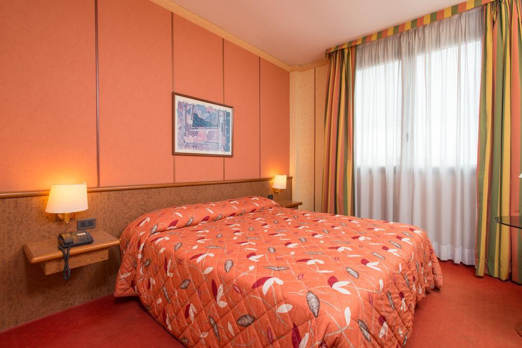 Meditur Hotel Pomezia Extérieur photo