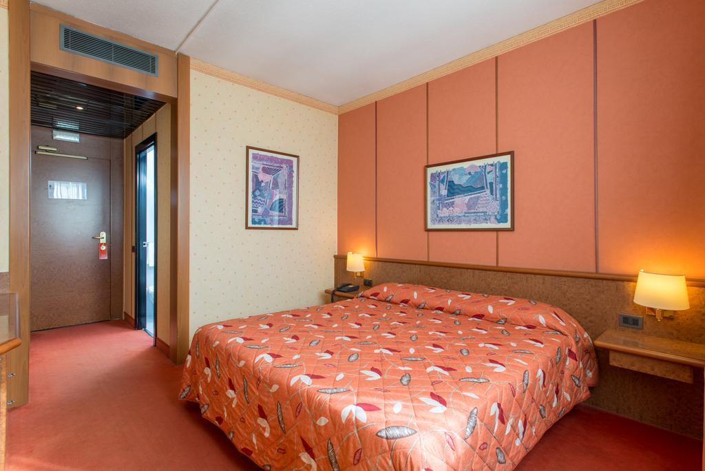 Meditur Hotel Pomezia Extérieur photo