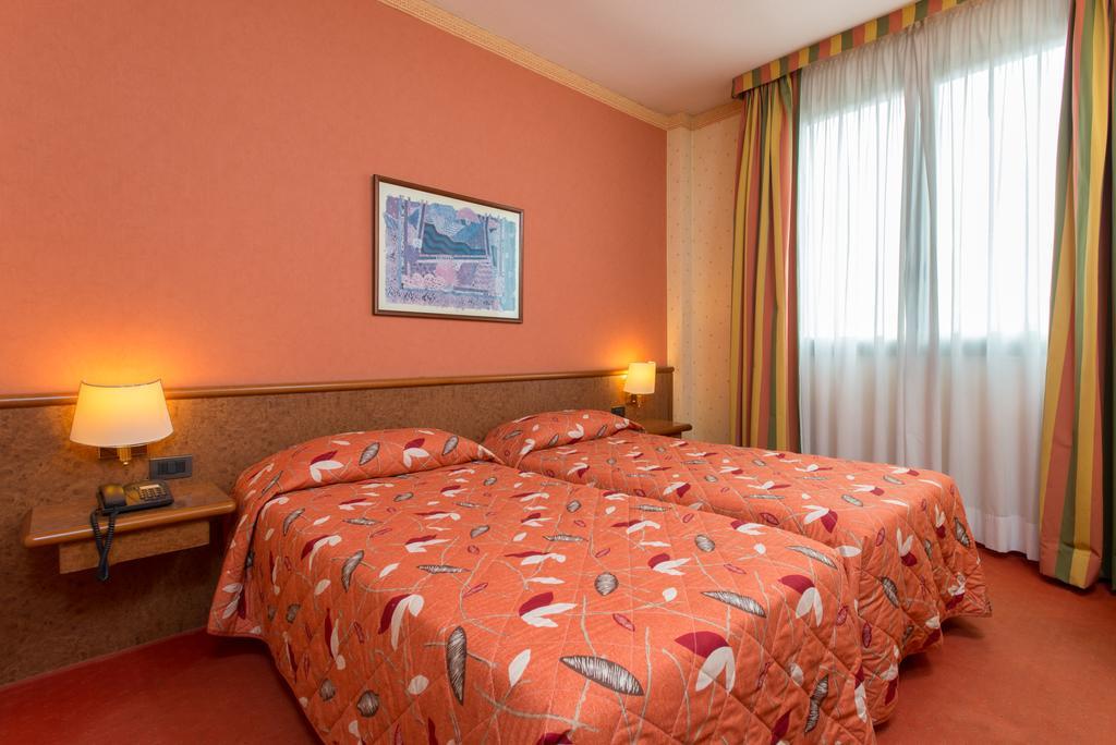 Meditur Hotel Pomezia Extérieur photo