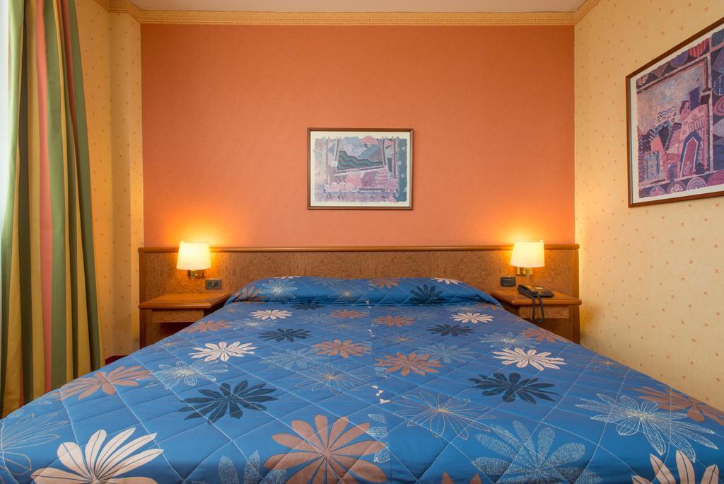 Meditur Hotel Pomezia Extérieur photo