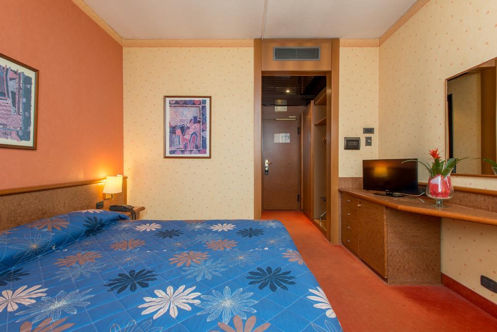 Meditur Hotel Pomezia Extérieur photo