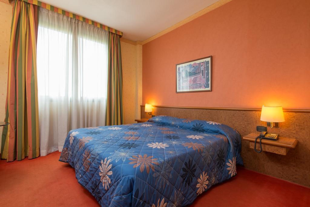 Meditur Hotel Pomezia Extérieur photo